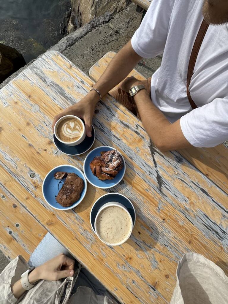 Kaffee mit Latte Art und traditionellem Gebäck in Norwegen