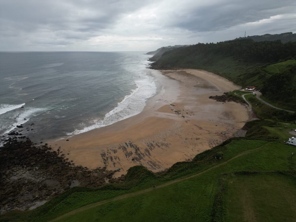 Praia de Arenal de Morís in Asturien, Norspanien, ist ein beliebter Surfspot