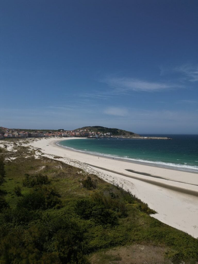 Der schneeweiße Sandstrand in Laxe zählt zu den schönsten in Nordspanien