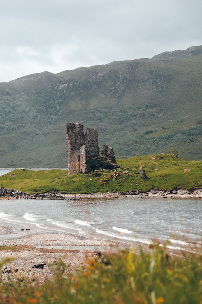 Ruine des Ardvreck Castle mit dahinterliegenden Bergen