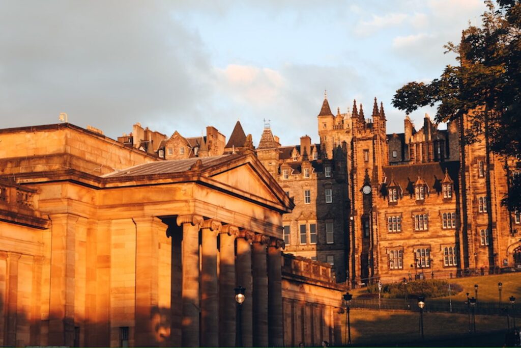 Edinburgh Castle in Schottland zur goldenen Stunde