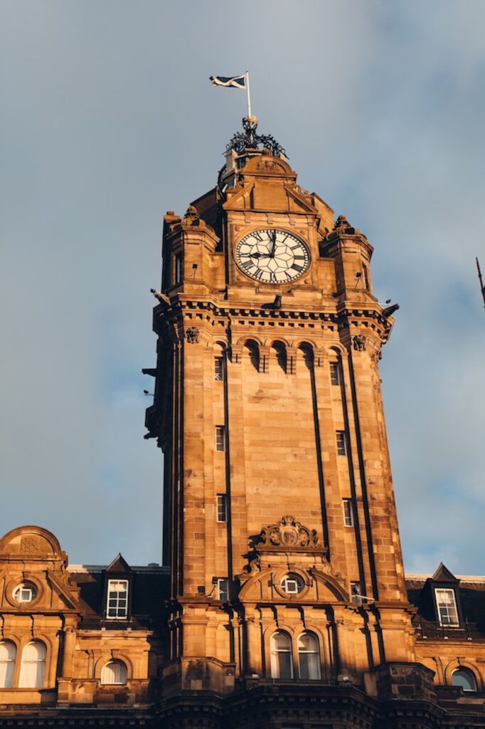 Stadthausturm in Edinburgh im Licht des Sonnenuntergangs