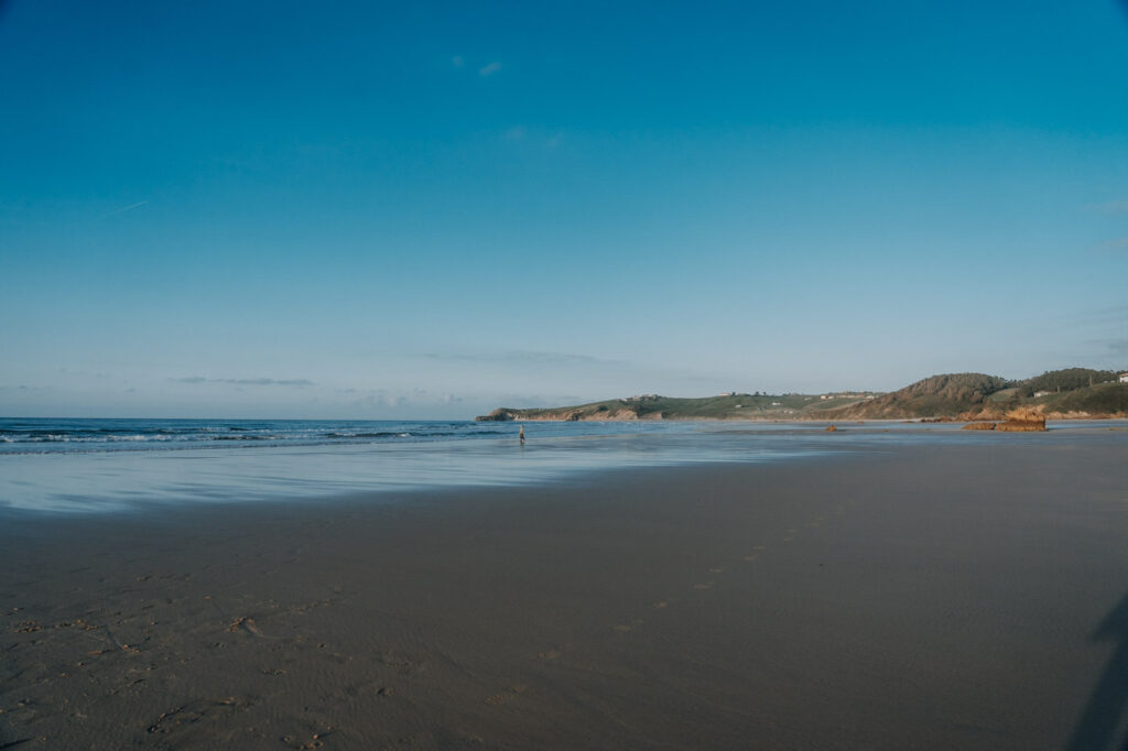 Strand bei Ebbe in Nordspanien