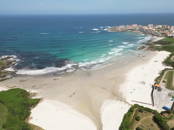 Der Praia de Salseiras in Caion ist ein beliebter Surfspot für Anfänger