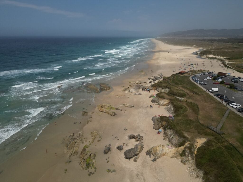 Der Playa de Razo ist ein beliebter Surfspot in Nordspanien