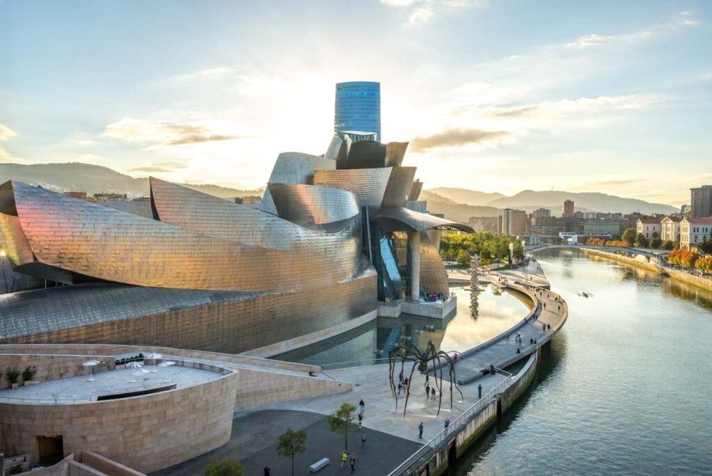 Das Guggenheim Museum in Bilbao mit seiner futuristischen Bauweise.