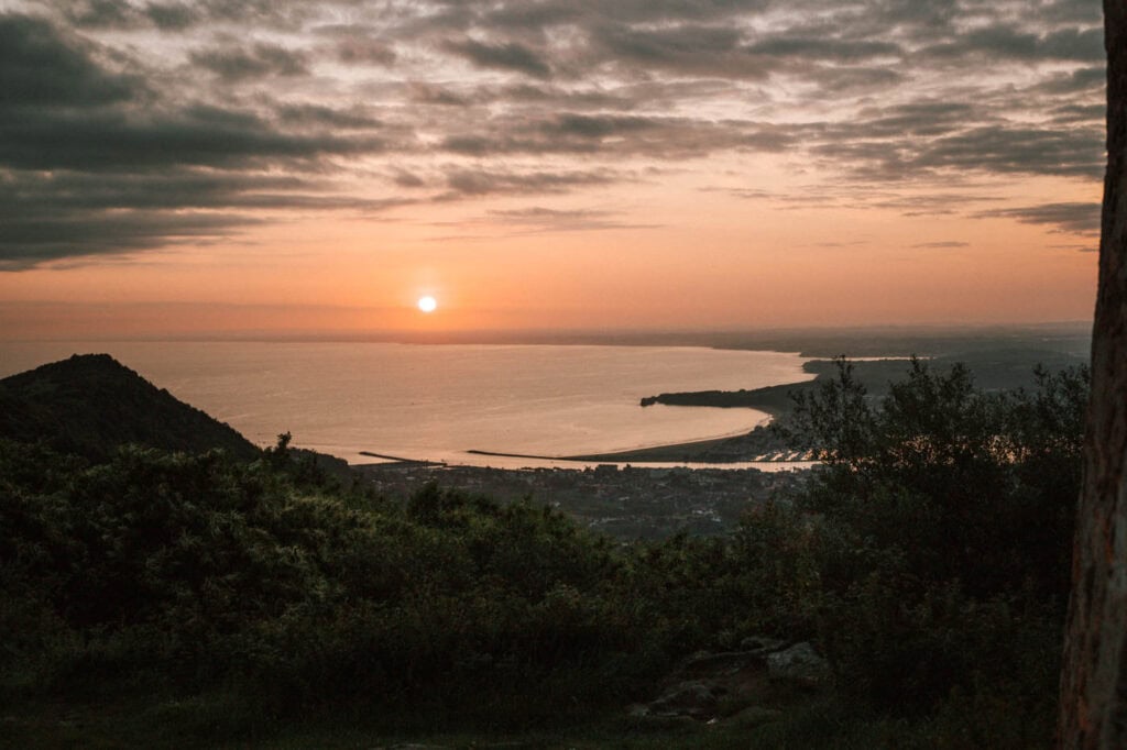 Blick vom Jaizkibel-Gebirge rüber ins südliche Frankreich bei Sonnenuntergang