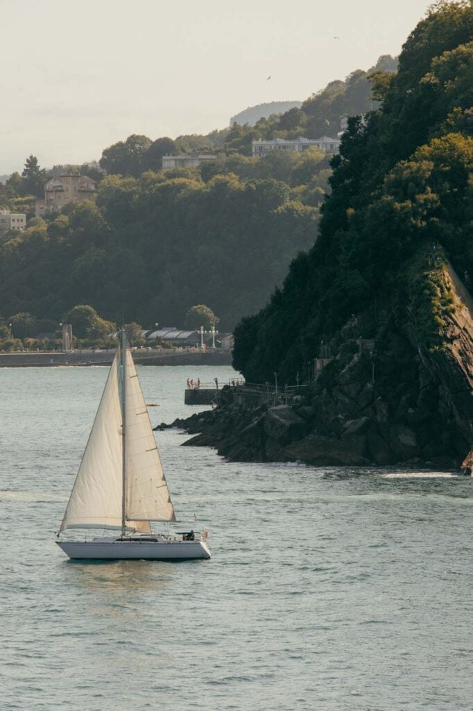 Segelboot in der Bucht von San Sebastián