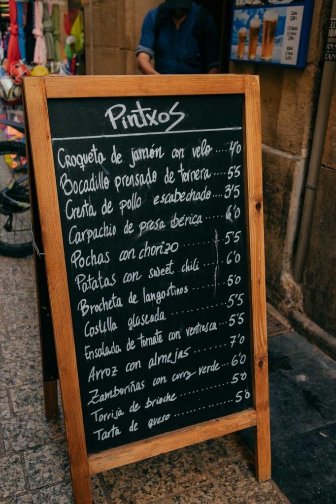 Schild mit Preisen für Pintxos in der Stadt San Sebastian (Donostia) im Baskenland