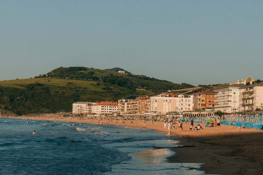 Die moderne Promenade und der Strand in Zarautz im Baskenland