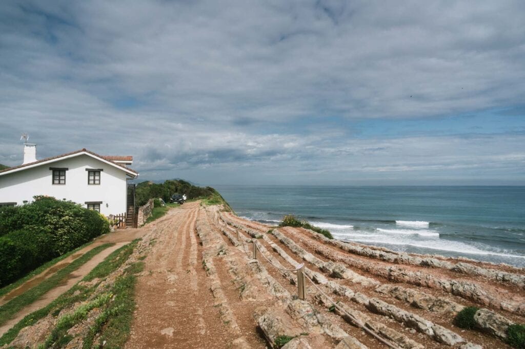 Flysch Gestein an der Küste von Zumaia im Baskenland.