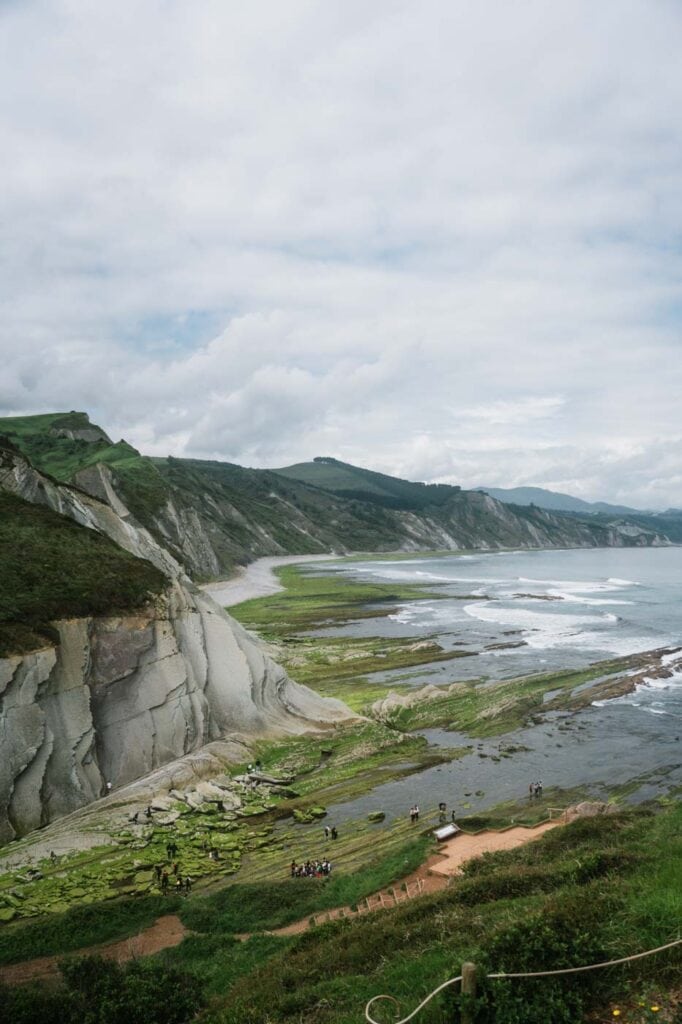 Blick auf die berühmte Küste von Zumaia, in deren Felsen man die Erdgeschichte erkennen kann.